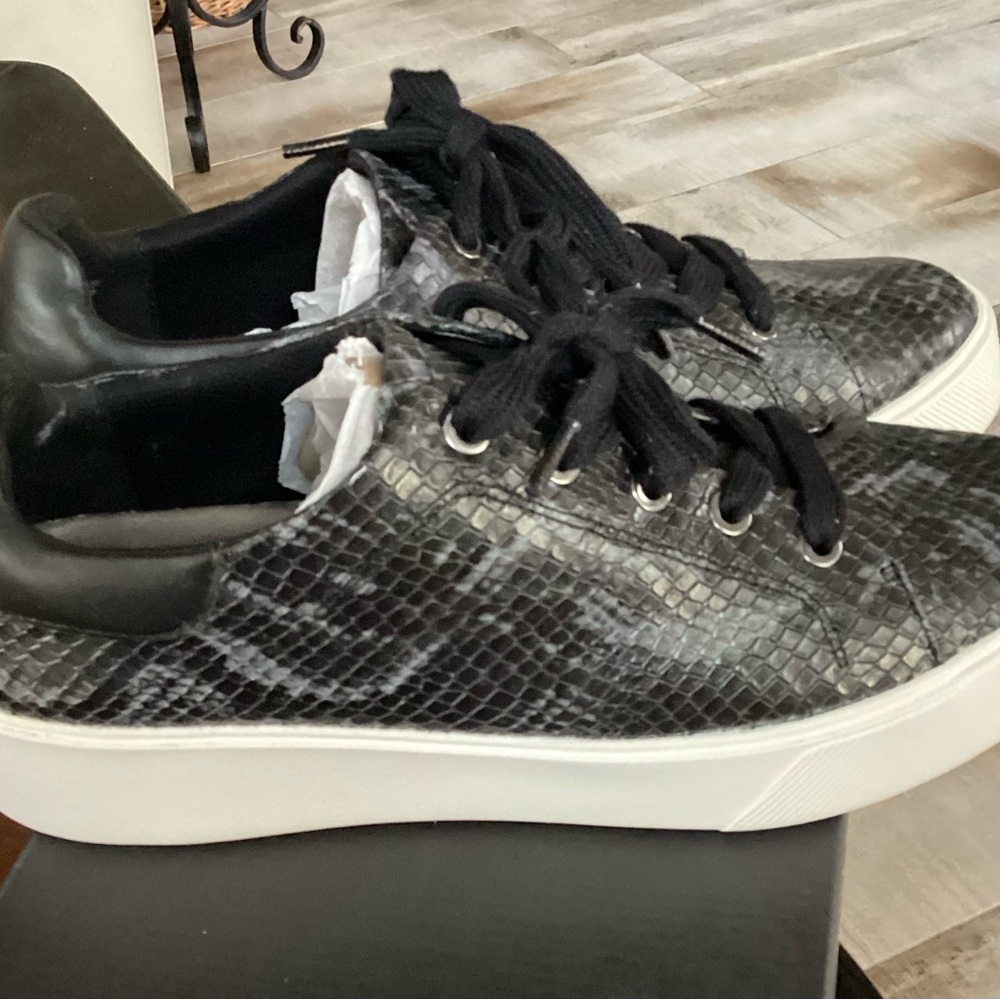 Naturalizer Black and White SnakeLook Sneakers sz8.5